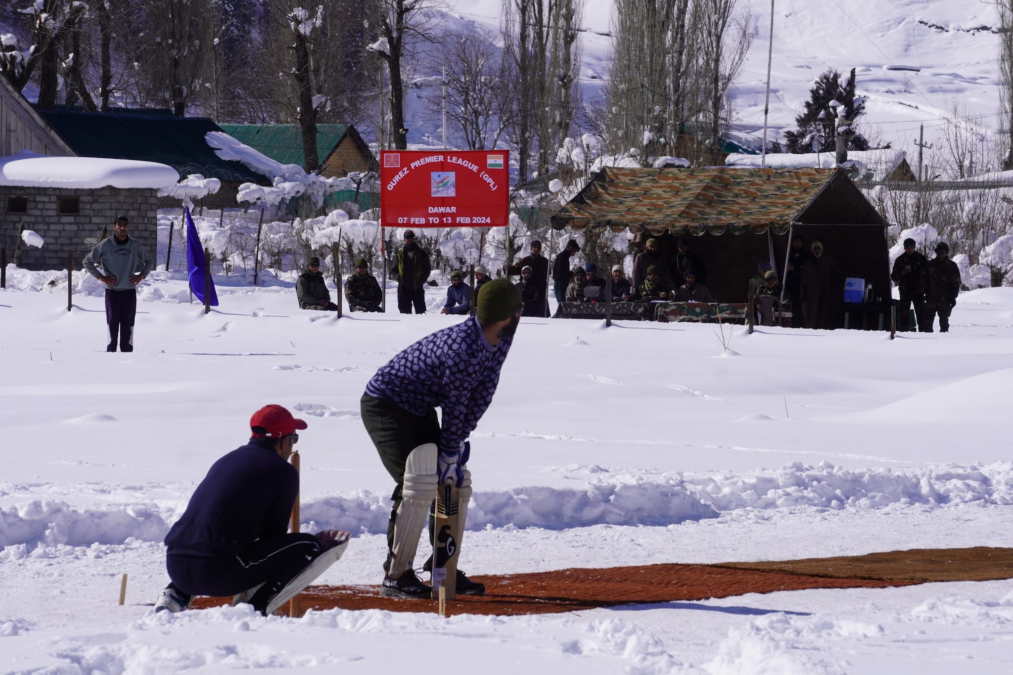 You are currently viewing बर्फ के मैदान पर लगे चौके-छक्के, कश्मीर में आर्मी कराती है स्नोफॉल क्रिकेट
