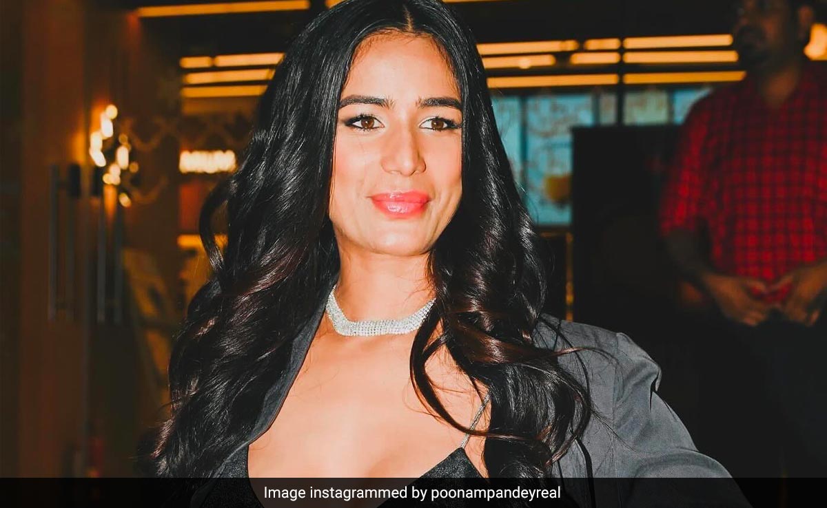 You are currently viewing Model Poonam Pandey Dies At 32, Her Team Says Fought Cervical Cancer Bravely