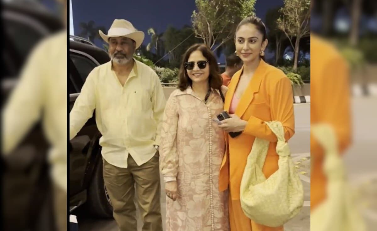 You are currently viewing Rakul Preet Singh Flies Out To Goa With Family Ahead Of Her Wedding To Jackky Bhagnani