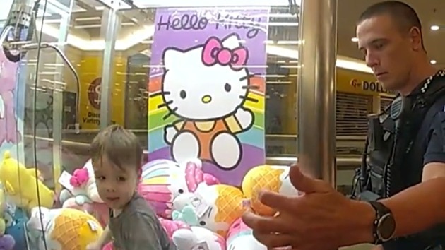 Read more about the article Australia: 3 year old, looking for toy, gets stuck after climbing into claw machine in shopping mall, viral video