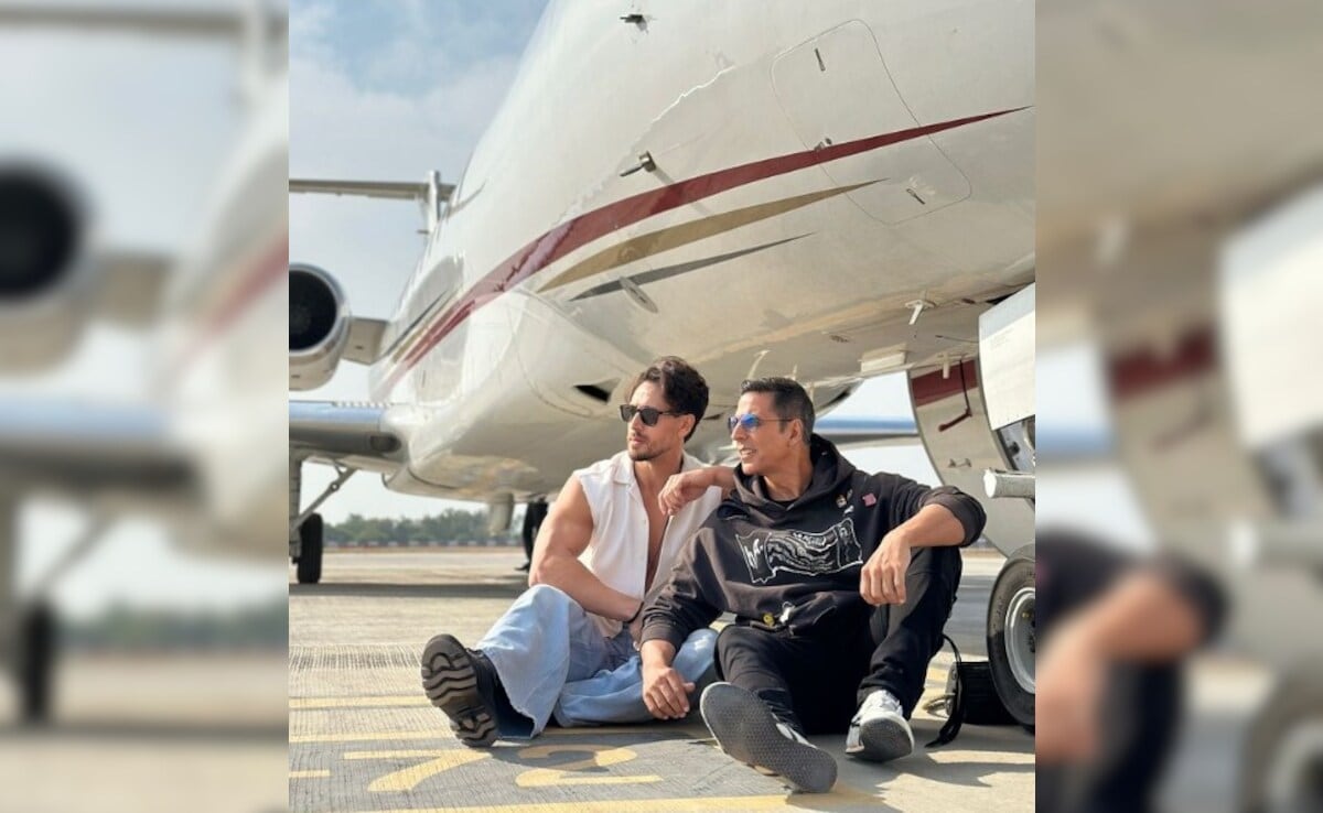 Read more about the article Just Bade Miyan Akshay Kumar And Chote Miyan Tiger Shroff Sitting On A Runway