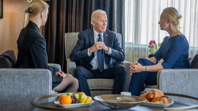 You are currently viewing US President Joe Biden meets wife, daughter of Vladimir Putin critic Alexei Navalny