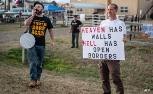 Read more about the article Protesters Rally In Texas Against Migrant “Invasion”