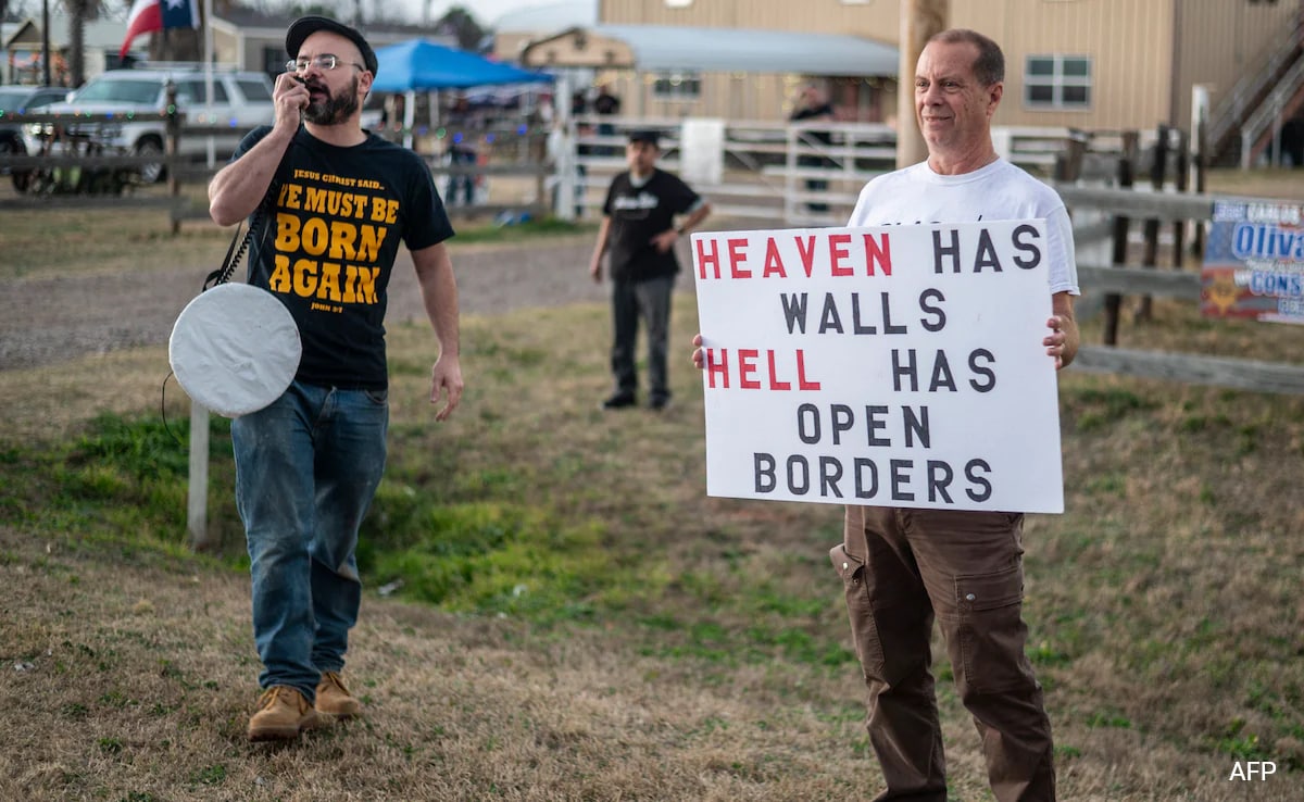 You are currently viewing Protesters Rally In Texas Against Migrant “Invasion”