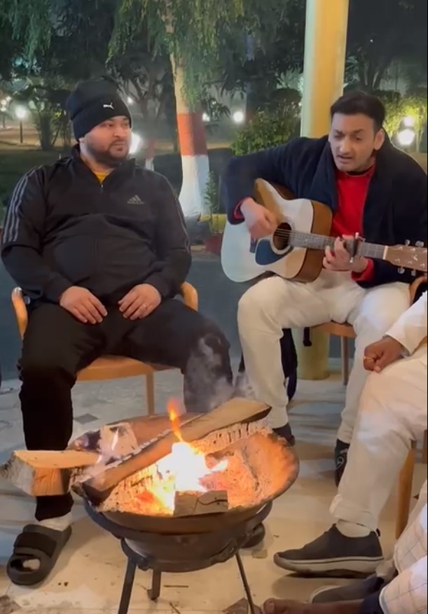 You are currently viewing Guitar, Singing, Bonfire At Tejashwi Yadav's Residence Before Trust Vote