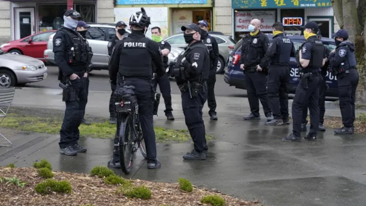 You are currently viewing 26-year-old shot dead on Seattle light rail train, suspect on large