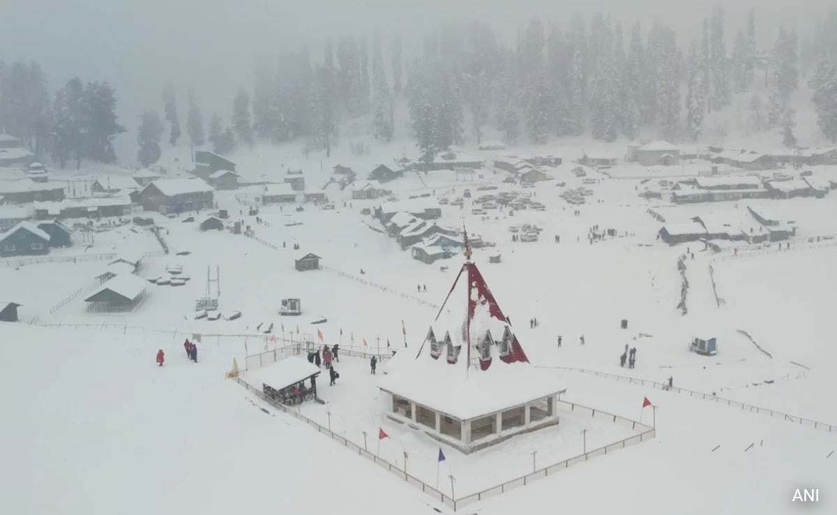 You are currently viewing Drone Captures Stunning View Of Gulmarg Covered In Thick Blanket Of Snow