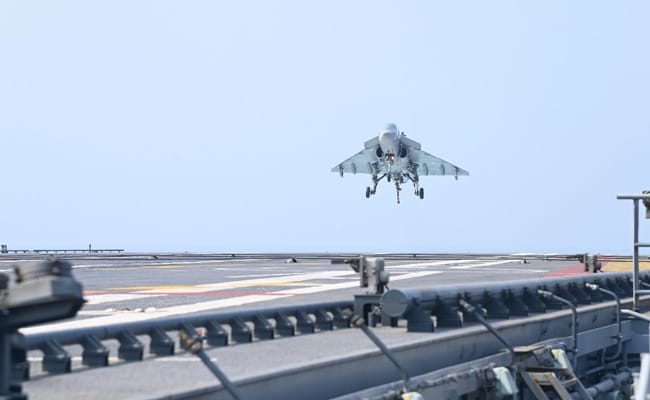 Read more about the article "Matchbox In The Sea": How Navy Pilots Land On Aircraft Carriers
