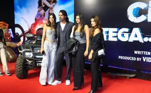 Read more about the article Arjun Rampal Poses With Girlfriend Gabriella, Daughters Mahikaa And Myra At Crakk Screening