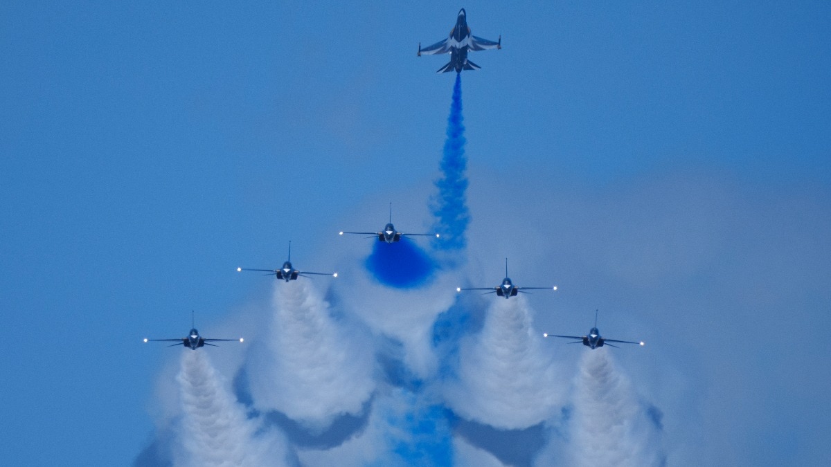 Read more about the article Video: Singapore airshow takes flight with spectacular aerial displays