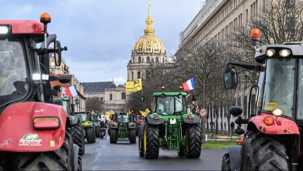 You are currently viewing France farmers protest: Tractors roll into Paris as French farmers raise pressure on President Macron