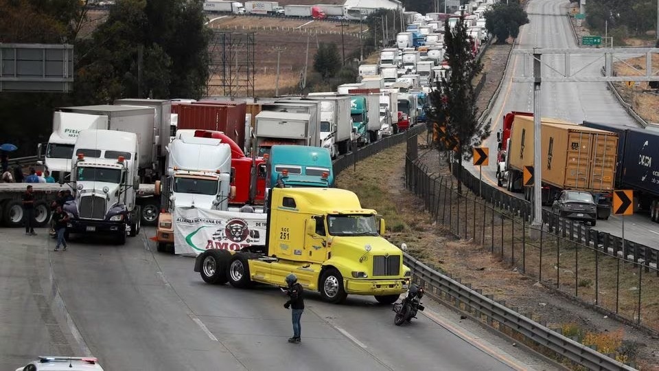 Read more about the article Striking truck drivers block key Mexican highways over lawlessness
