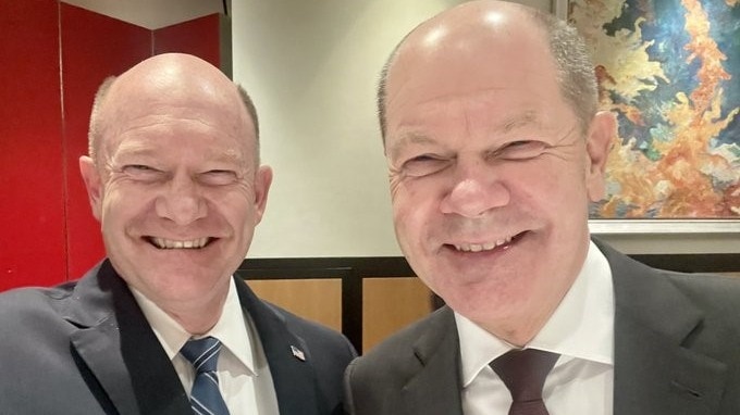 You are currently viewing Pic: ‘Who is who?’ asks US Senator in image with German ‘doppleganger’ Chancellor Olaf Scholz