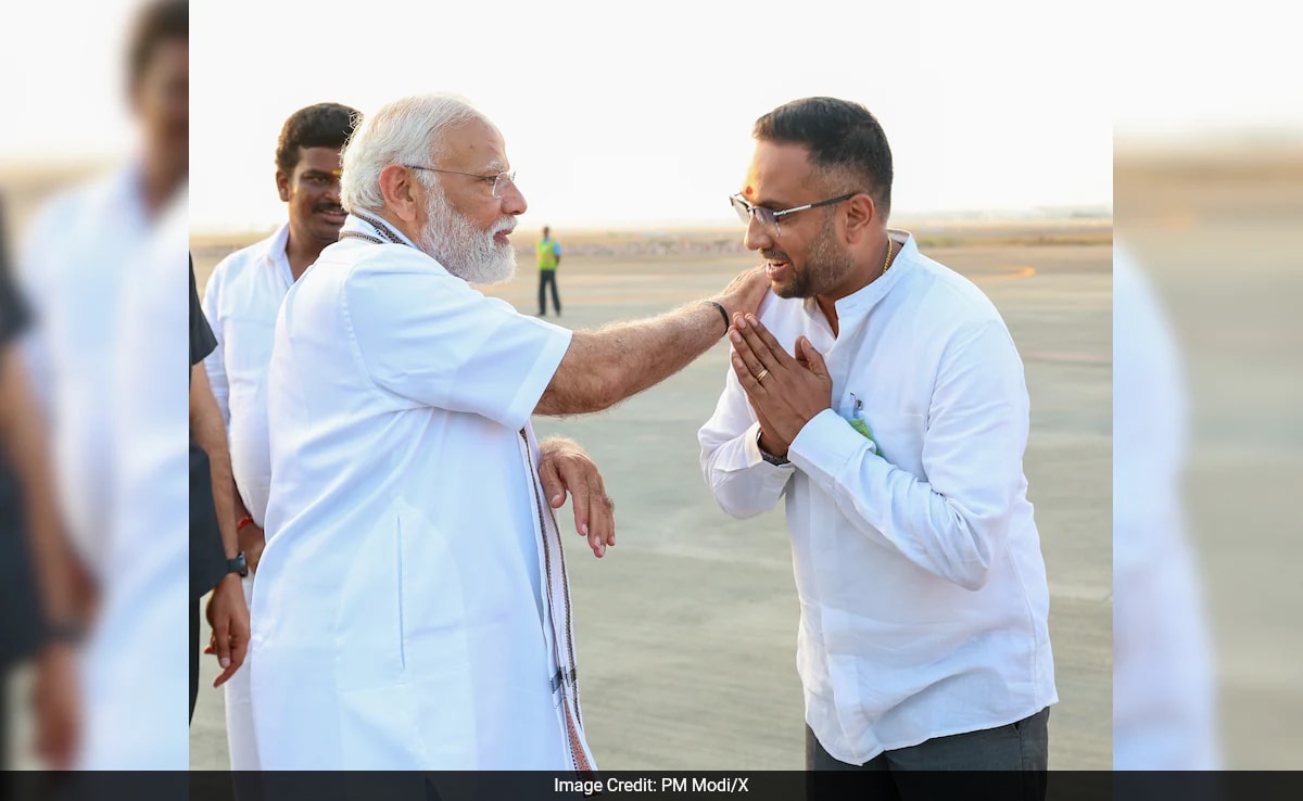 You are currently viewing At Chennai Airport, PM Modi's "Special Interaction" With BJP Worker