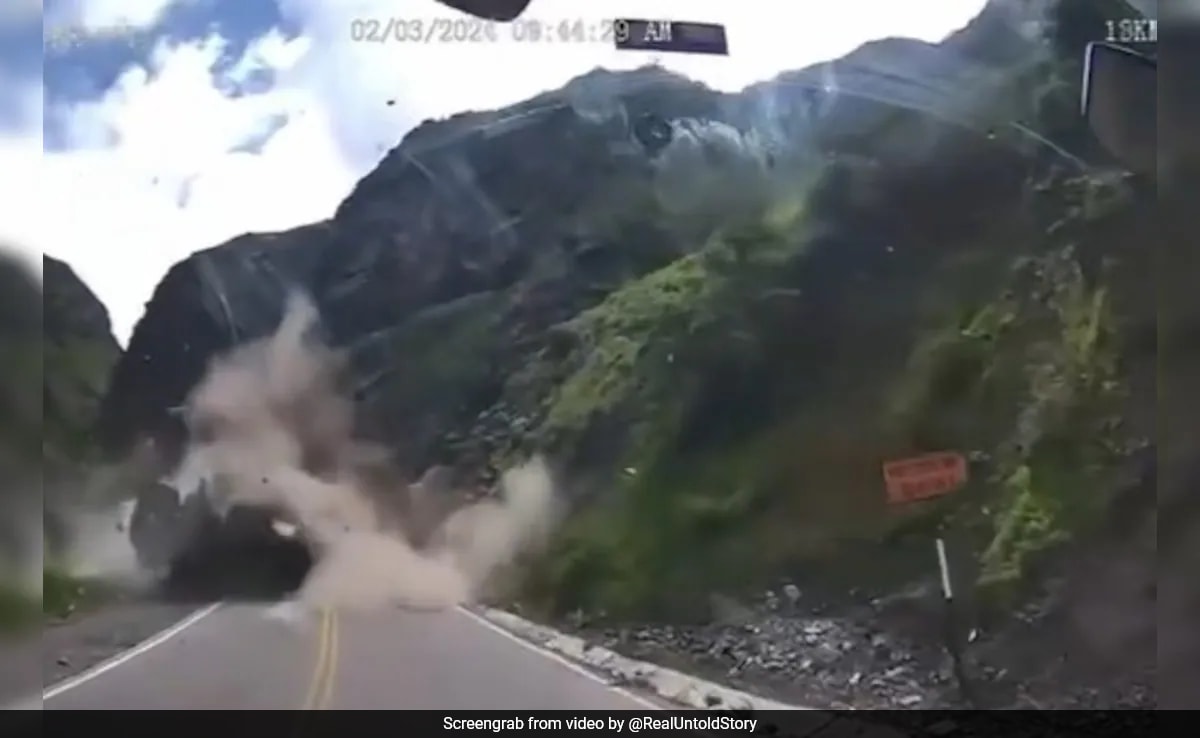 You are currently viewing Moment When Huge Boulders Crush Moving Trucks In Peru