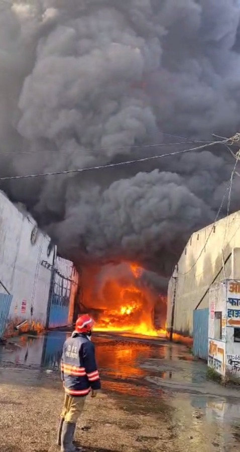 You are currently viewing Massive Fire Breaks Out At Delhi Factory, No Casualties