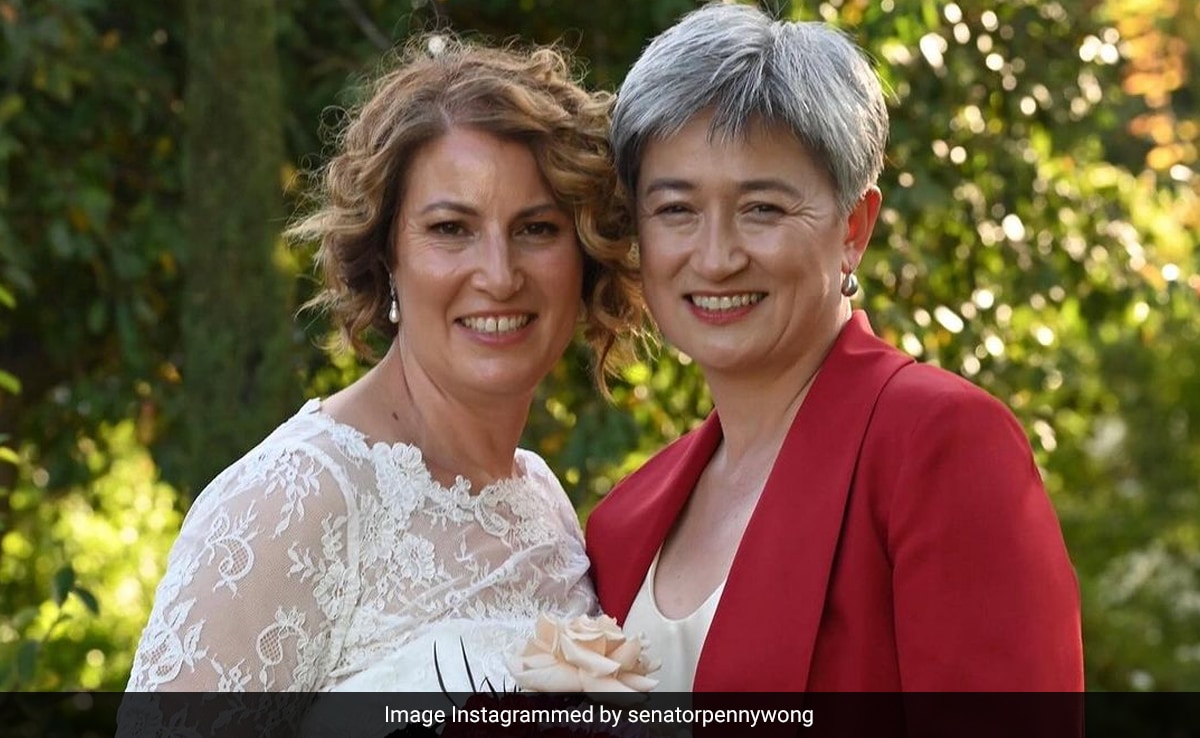 Read more about the article Australia Foreign Minister Penny Wong Marries Longtime Partner Sophie Allouache, Shares Pic