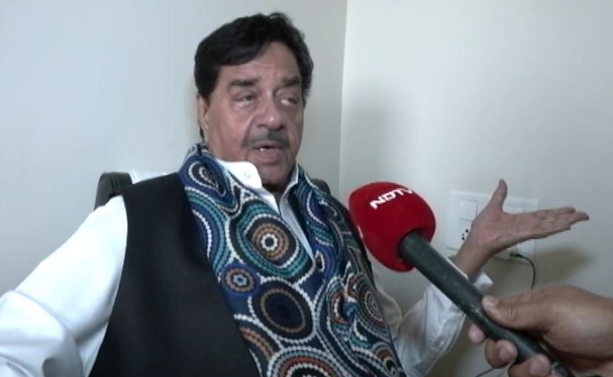 You are currently viewing Shatrughan Sinha's "Chanda Ka Dhanda" Jab At BJP Over Poll Bonds