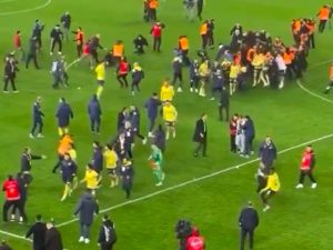 Read more about the article Watch: Ex-Chelsea Star Tries 'Spinning Kick' On Pitch Invaders In Turkey