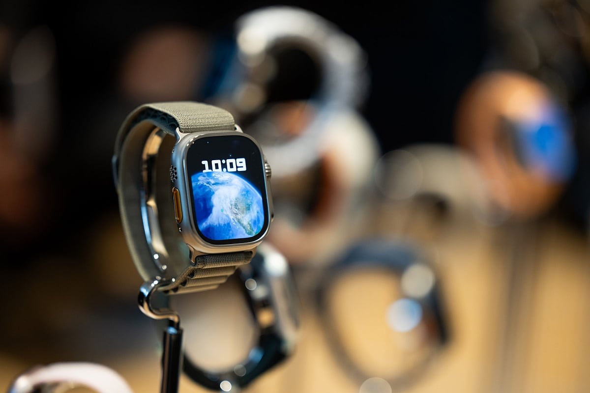 You are currently viewing Apple Said to Cut Jobs After Scrapping In-House Effort to Make Apple Watch Displays