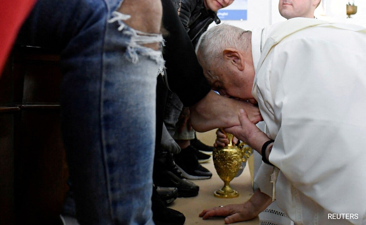 You are currently viewing Pope Francis Washes Feet Of 12 Women Prisoners In Pre-Easter Ritual