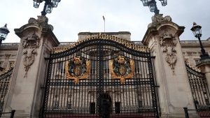 Read more about the article London: Man arrested after car crashes into gates of Buckingham Palace