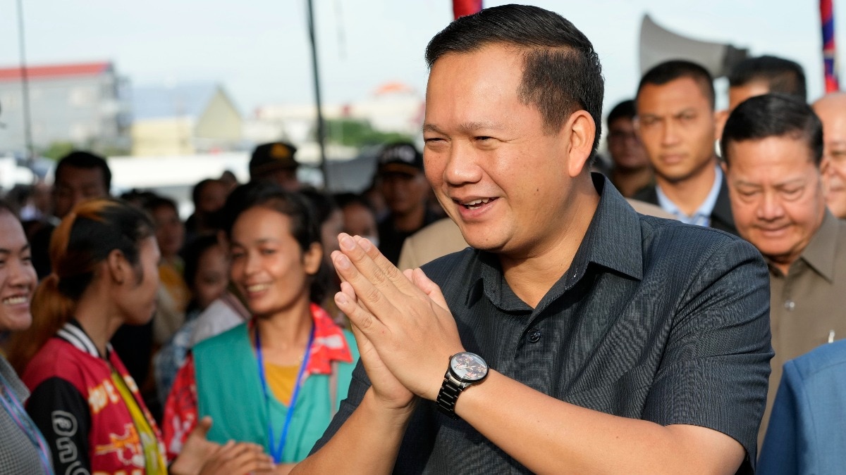 You are currently viewing Cambodia PM bans musical vehicle horns to stop dancing on road