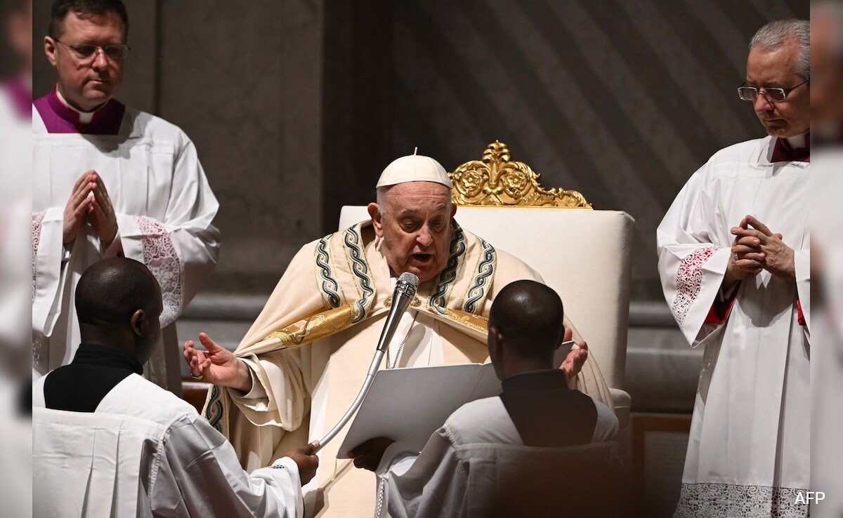 Read more about the article Pope Francis Leads Easter Vigil After Skipping Good Friday Event At Last-Minute