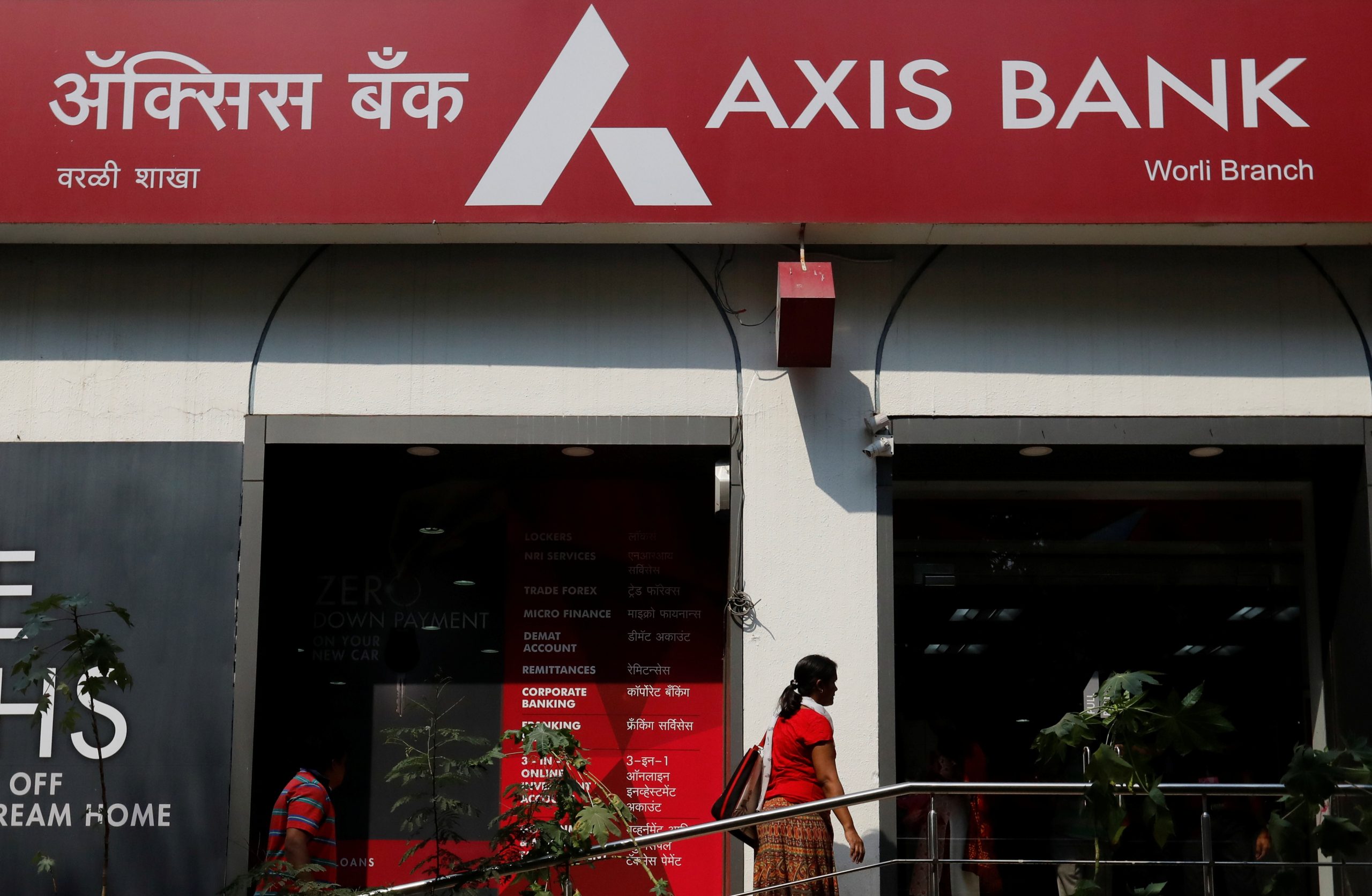 Read more about the article Axis Bank Credit Card Users Impacted By Fraudulent Transactions: Report