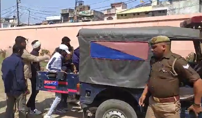 You are currently viewing Class 10 Students Arrive At This UP Exam Centre With Iron Chains, Detained