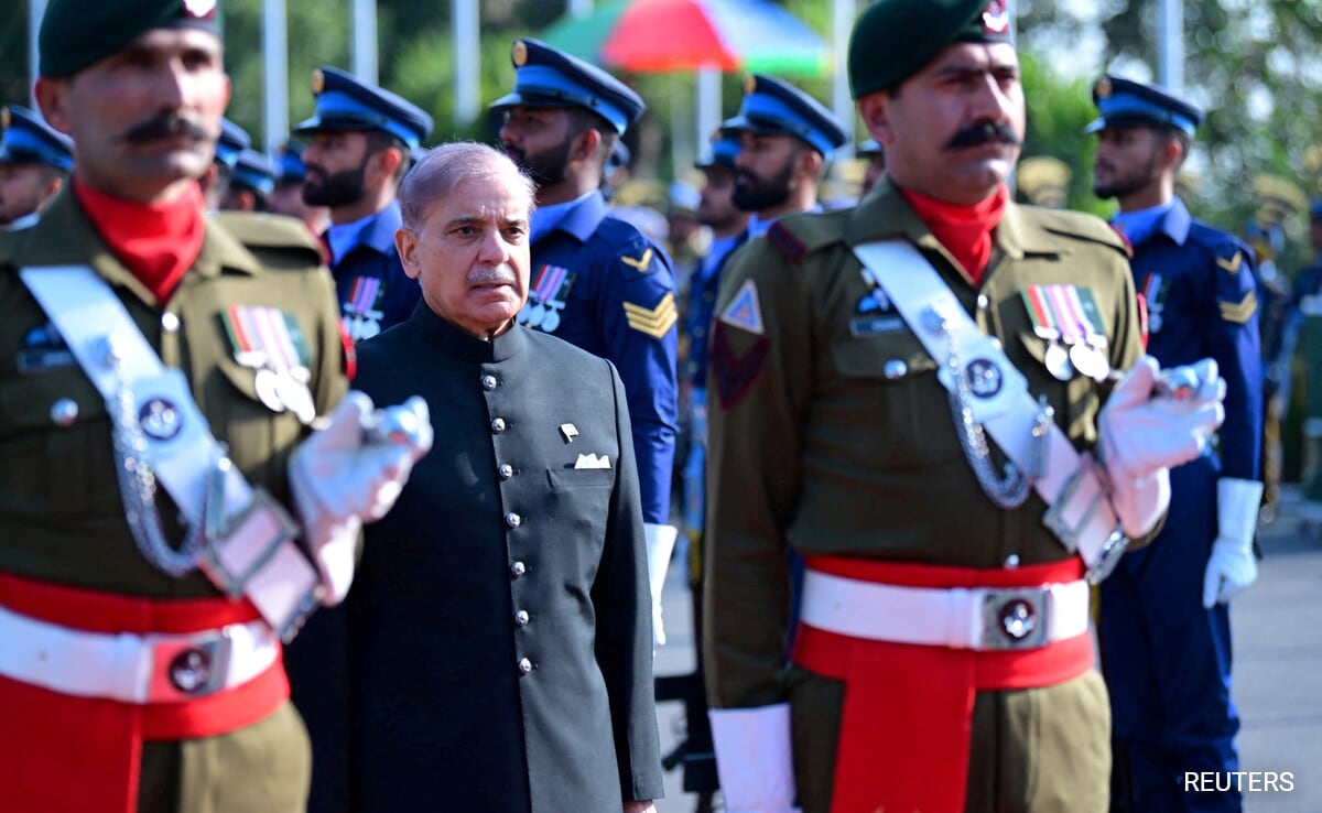You are currently viewing Cash-Strapped Pakistan PM Shehbaz Sharif Bans Red Carpets At Official Events To Cut Costs