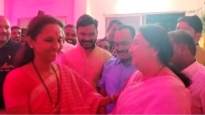 You are currently viewing Supriya Sule, Ajit Pawar's Wife Meet At Maharashtra's Baramati Temple