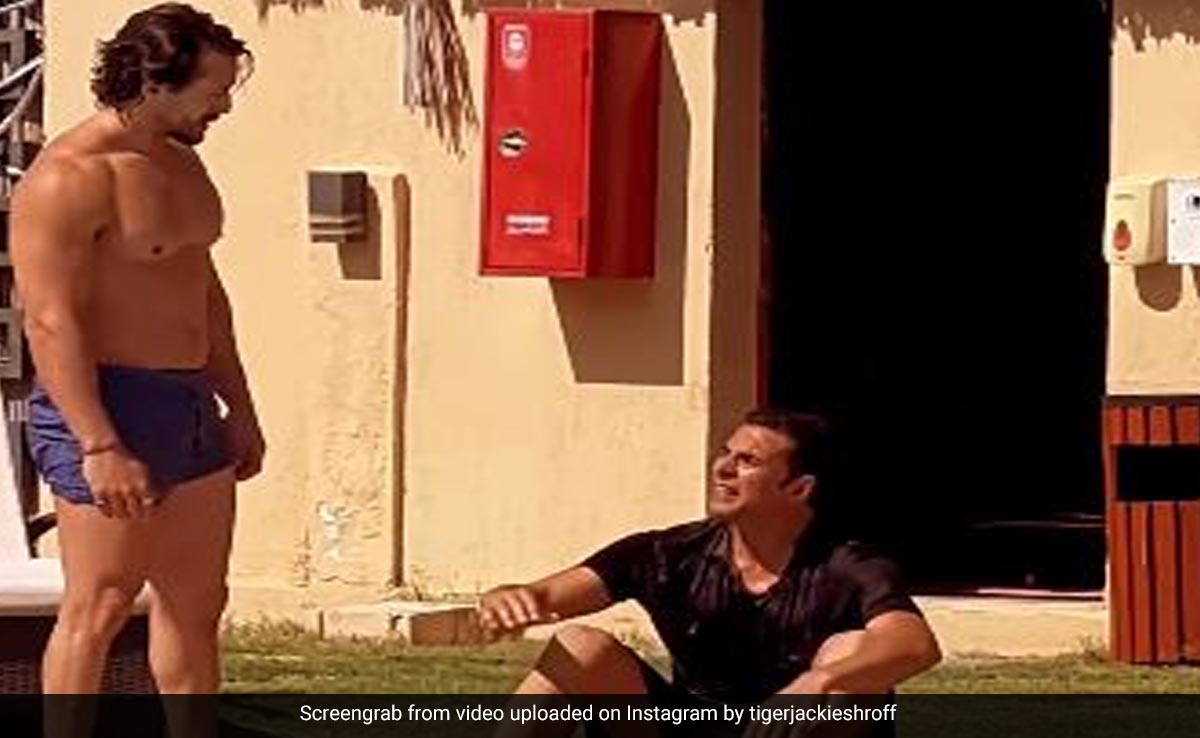 You are currently viewing Tiger Shroff's LOL Swimming Video With Bade Miyan Chote Miyan Co-Star Akshay Kumar
