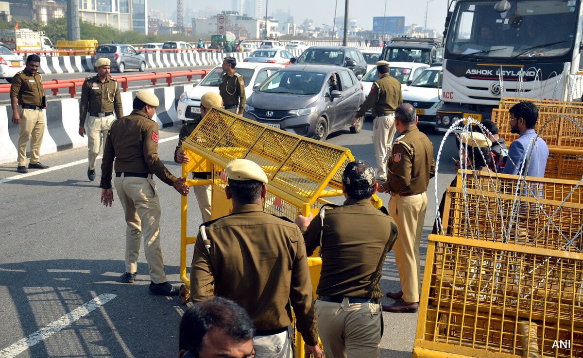 You are currently viewing Traffic Curbs In Delhi As AAP Protests Against Arvind Kejriwal's Arrest