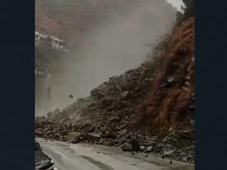 Read more about the article Landslides Triggered By Rains Block Jammu-Srinagar National Highway