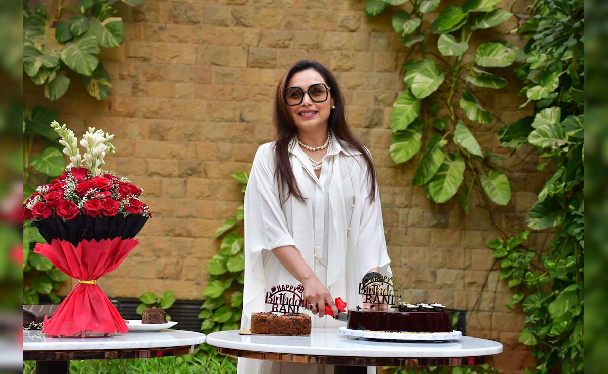 You are currently viewing Rani Mukerji's Advance Birthday Celebrations With The Mumbai Paparazzi