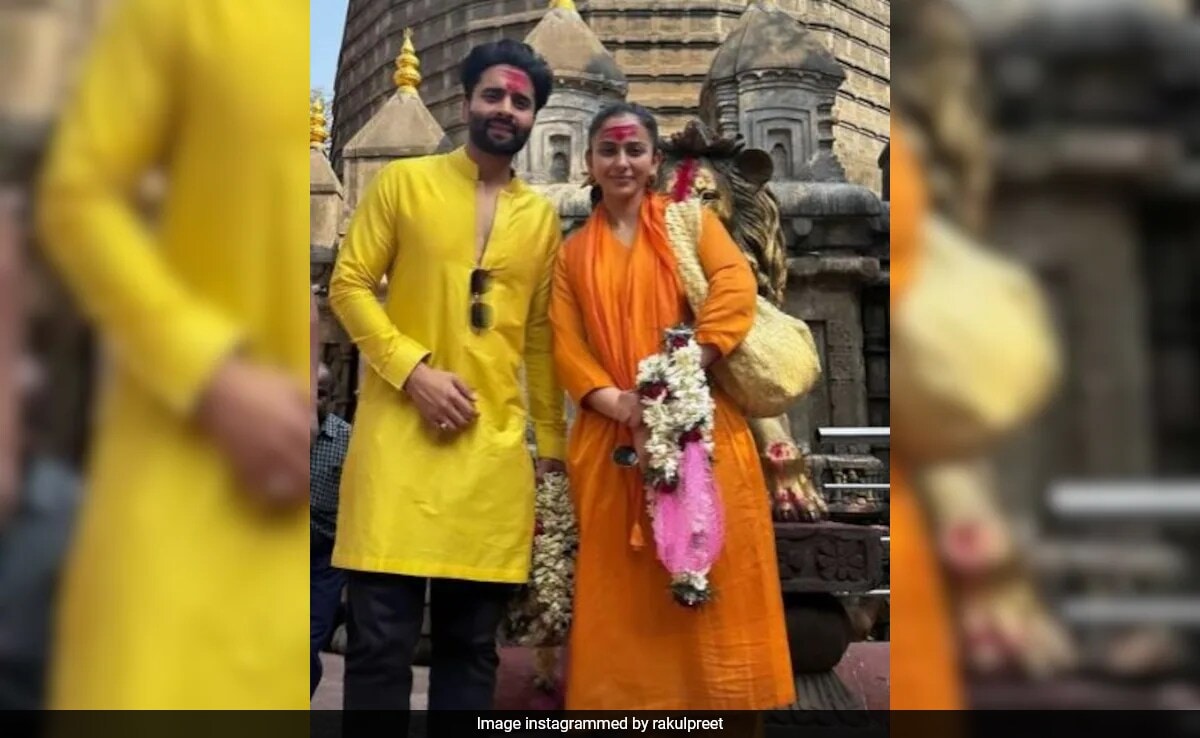 Read more about the article Newlyweds Rakul Preet Singh, Jackky Bhagnani Seek Blessings At Kamakhya Temple. See Photos
