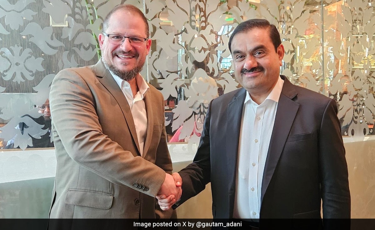 Read more about the article Gautam Adani, Qualcomm CEO Discuss India's Potential In Chips, AI