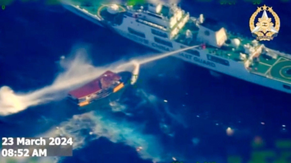 You are currently viewing Chinese coast guard hits Philippine boat with water cannons, causing injuries