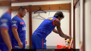Read more about the article Watch: Hardik Sets Up Temple In MI Dressing Room, Boucher Breaks Coconut