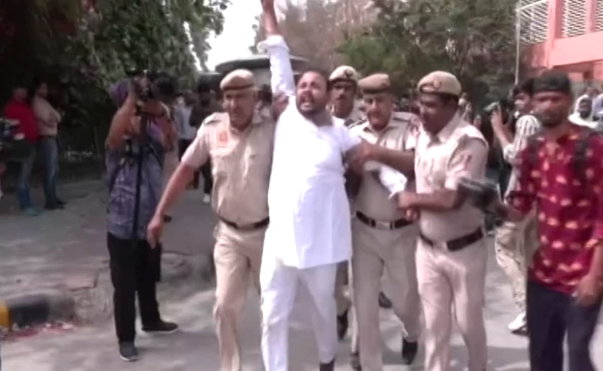 You are currently viewing Video: Several AAP Members Detained As Cops Deny Permission To Protest