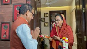 Read more about the article A Special Welcome By Wife For Shivraj Chouhan As He Makes It To Poll List