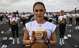 Read more about the article Mass Yoga Session At Bangkok Airport Runway