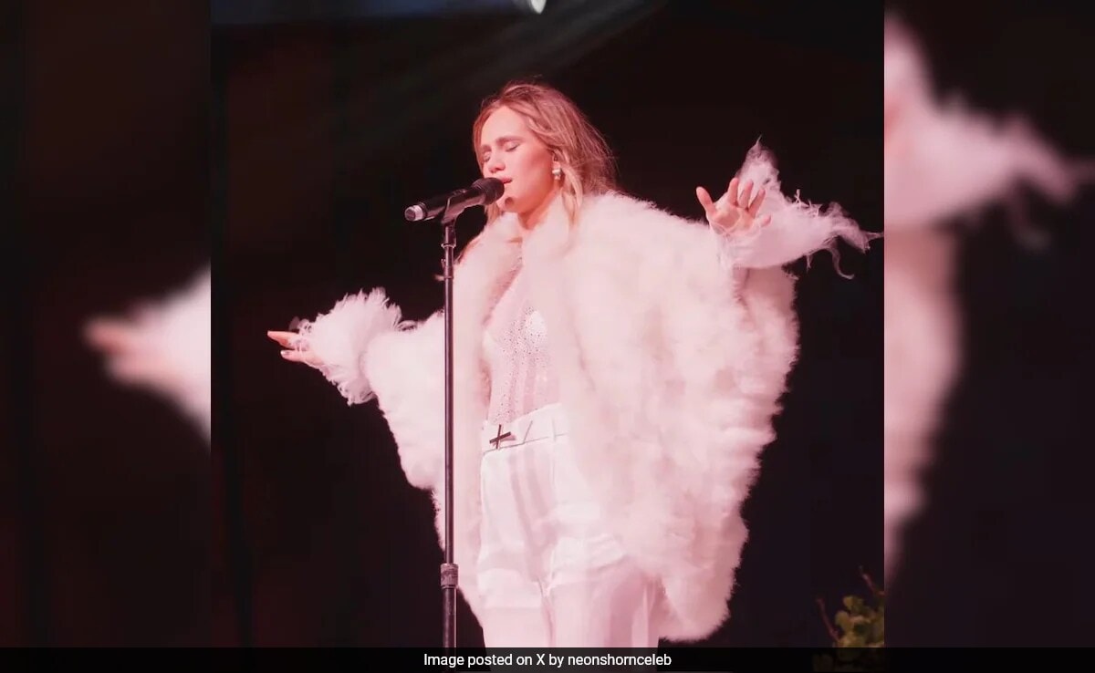 Read more about the article Suki Waterhouse Reveals Baby's Gender During Coachella Performance. Watch