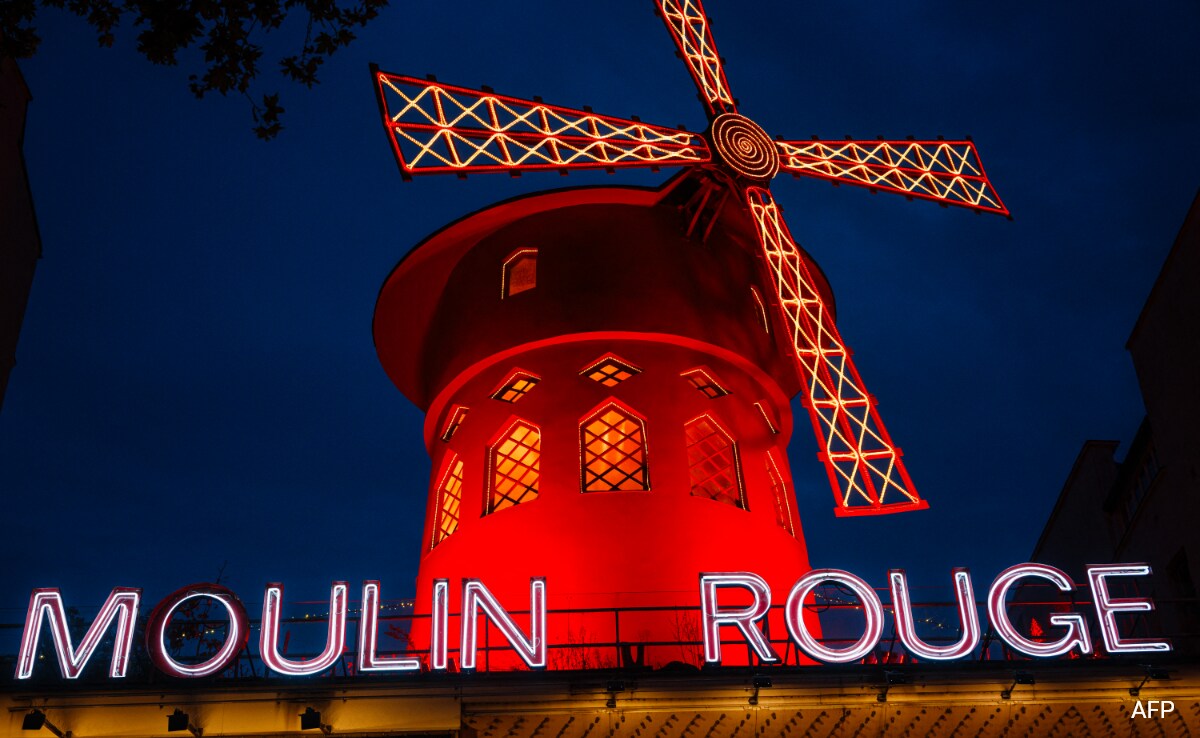 Read more about the article Blades Of Paris’ Iconic Moulin Rouge Windmill Collapse Ahead Of Olympics 2024