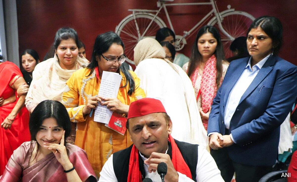 You are currently viewing Akhilesh Yadav's Assets At Rs 26 Crore, Wife Dimple Owes Him Rs 54 Lakh