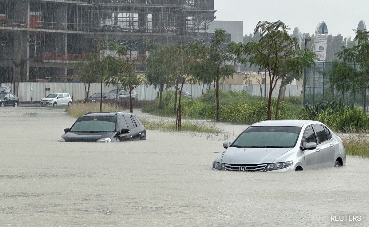 You are currently viewing Dubai Airport Flooded, Flights Diverted After Heavy Rain