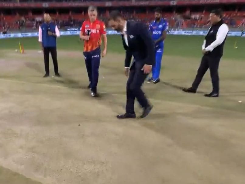 Read more about the article Watch: Impact Of Toss Tampering Claim? Curran Checks Coin Result Himself