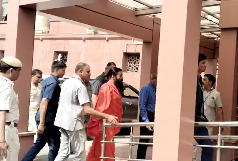 You are currently viewing LIVE: Yoga Guru Ramdev, Aide Balakrishna Back In Supreme Court Today