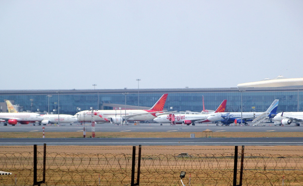 You are currently viewing Domestic Air Traffic Touches Record High With 4.71 Lakh Daily Passengers